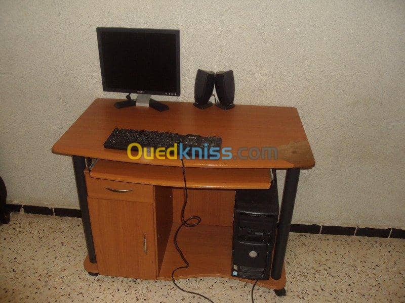 PC de bureau avec table