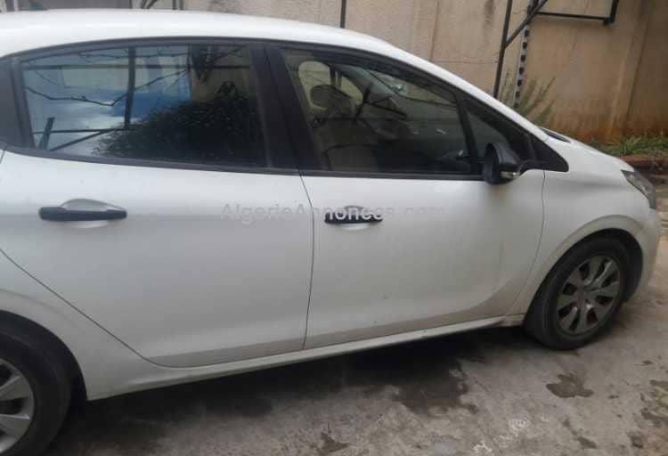 Vends Peugeot 208 access 3