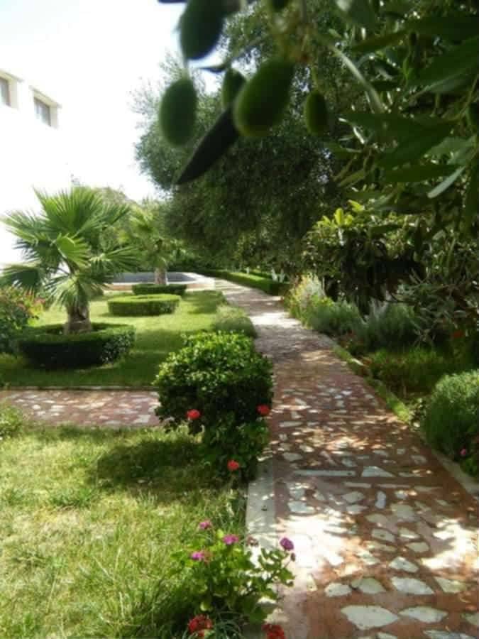 Villa avec piscine et grand jardin à ouled rahmoune 3