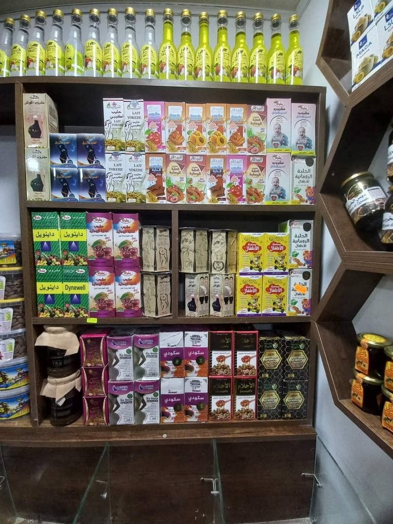 محل مجهز خاص بالأعشاب و التوابل و المكسرات