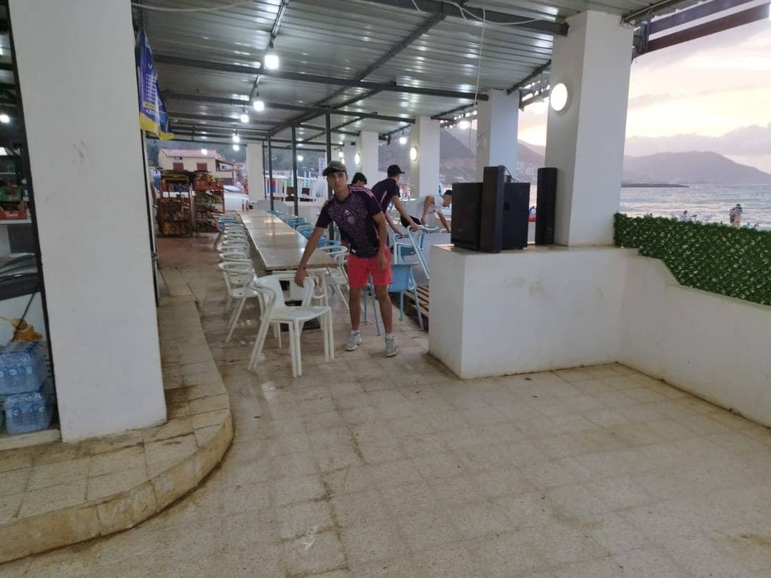 Villa au bord de mer avec fast food