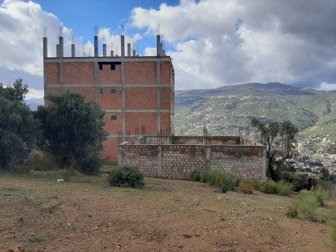 Terrain d’exception avec vue à couper le souffle sur la vallée de la soummam – sidi-ayad -wilaya de béjaïa