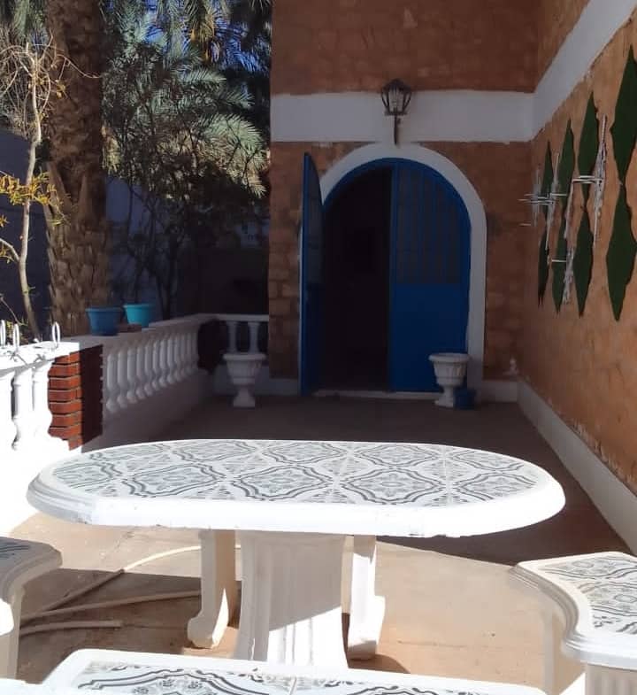 Villa avec piscine en plein oasis